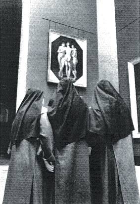 3 religieuses regardent un tableau avec 3 femmes nues