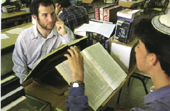Deux élèves menant une dispute dans une yeshiva (académie d’études supérieures) en Israël. Photo DR.