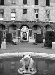 bassin dans la cour d'un hôpital