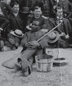 D&eacute;tail d'une photo de promotion           d'&eacute;tudiants dans une Universit&eacute; am&eacute;ricaine, fin           XIX e si&egrave;cle, avec un esclave au premier plan.