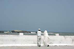un homme et une femme regardent la mer © Sigrid Schmerzeck - Fotolia
