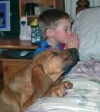 photo d'enfant priant et chien