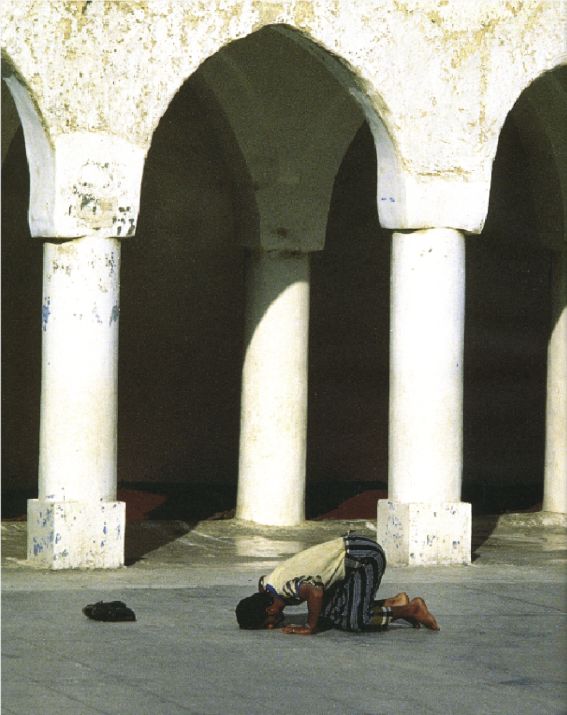 Homme priant dans la cour d&#146;une mosqu&eacute;e en Malaisie,             photographie D.R.