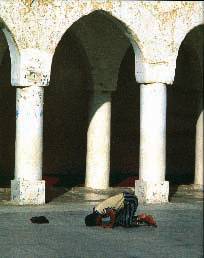 Homme priant dans la cour d‘une mosquée en Malaisie. Photo D.R.