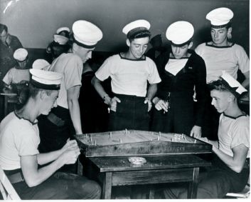 En temps de guerre, l’Armée du Salut fournissait aux militaires un cadre tranquille où ils trouvaient livres, magazines et papier à lettres, des salles de jeux…