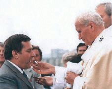 Jean-Paul II donnant la communion à Lech Walesa lors d’une visite pastorale en Pologne. Photo DR.