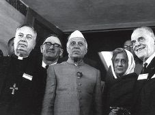 &Agrave; partir de droite : le pasteur Vissert Hooft, pr&eacute;sident du conseil cum&eacute;nique des &Eacute;glises, Rajkumari Amrit et Kaur Jawaharlal Nehru, pr&eacute;s. de R&eacute;publique Indienne &agrave; loccasion du Congr&egrave;s du COE &agrave; New Dehli, 1961.