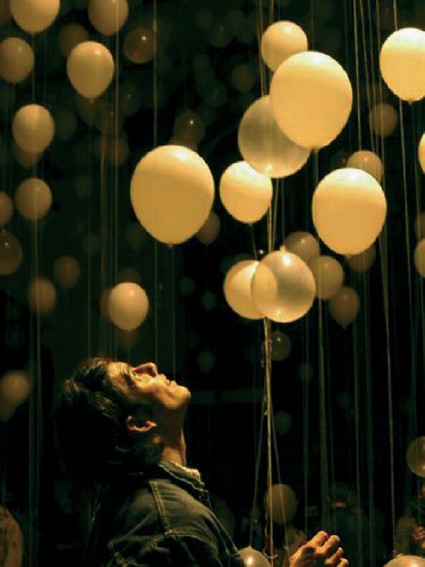 Homme regardant des ballons Photo D.R.