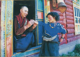 un moine et un enfant