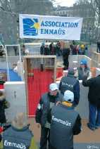 la Maison provisoire que l’Association Emmaüs a édifiée place de la République durant cette nuit. www.onlyphotos.org/article-16918527-6.html