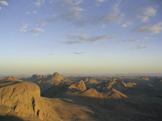 Hoggar  Le Hoggar au coucher du soleil  depuis le plateau de l’Assekrem Photographie de W. Robrecht