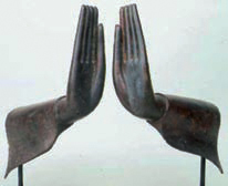 Détails de mains  de diverses statues de Bouddha