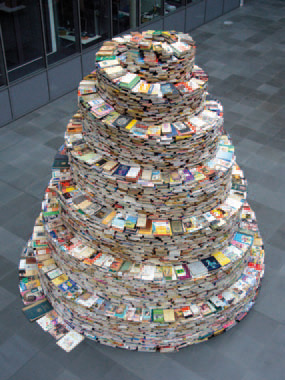 Jakob-Gautel : La Tour de Babel (2006). Cette Tour de Babel est composée de 15 000 livreset mesure plus de 4 mètres de haut. Musée des Beaux-Arts, Lille.