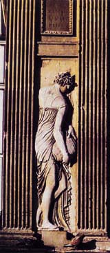 Détail des Nymphes de Jean Goujon dans la Cour carrée du Louvre à Paris.