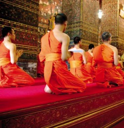 Moines dans un temple bouddhiste, Bangkok. Photo José Luis Fuentes