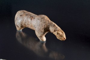 Figure d’animal en ivoire de mamouth d’environ 40 000 ans, trouvée dans les fouilles deVogelherd-Höle. Photo © Université de Tübingen