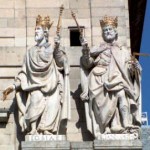 les rois Josias et Ménassée, représentés par Juan bautista Monegro sur la façade de l’église du Monastère royal de l’escorial près de Madrid. Photo Wikimedia, ccl.