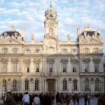 Façade de l’Hôtel de Ville de Lyon (restaurée suite à l’incendie de 1674 et embellie entre 1700 et 1703, sur les plans de Jules Hardouin-Mansart et Robert de Cotte. Photo Gonedelyon C.C. Wikimedia